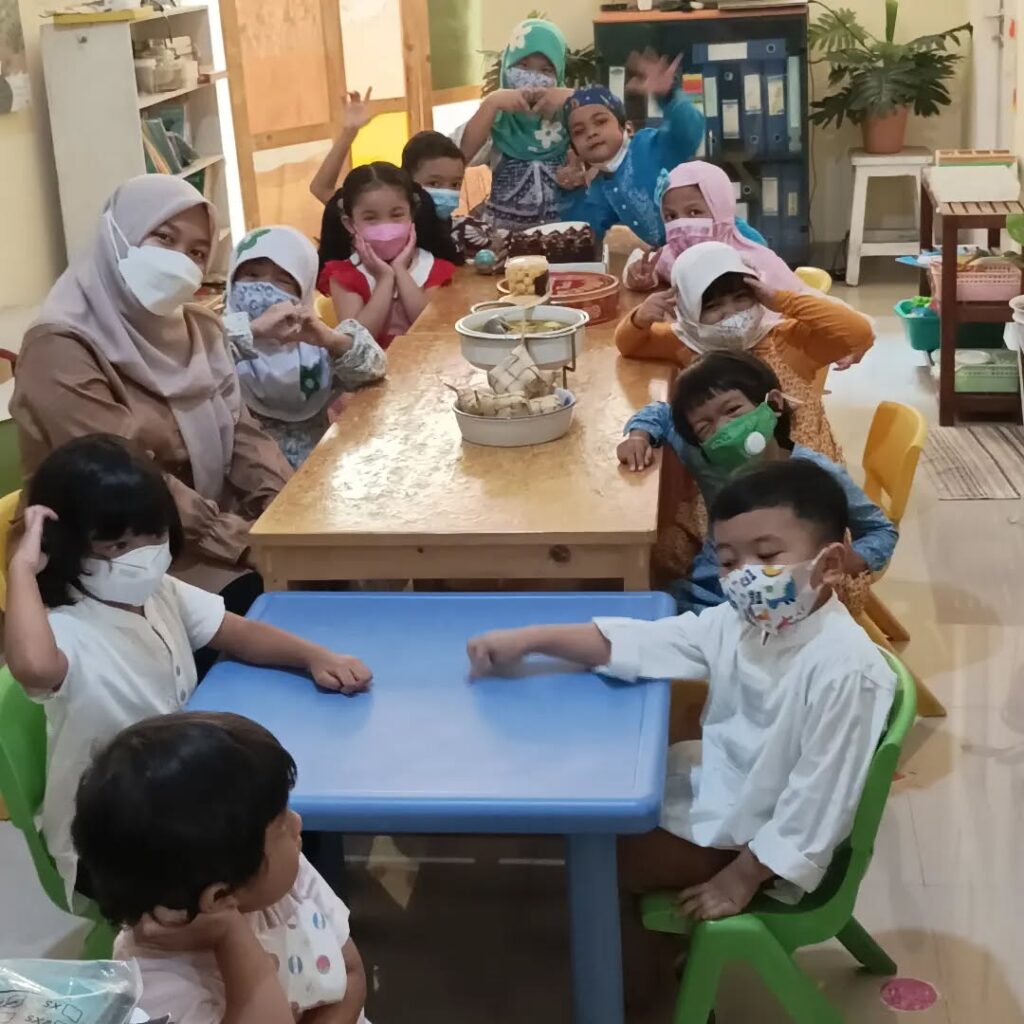 May, 17th 2022The day of Idul Fitri Festival💝💝Children was so happy to eat ketupat and opor a (1)